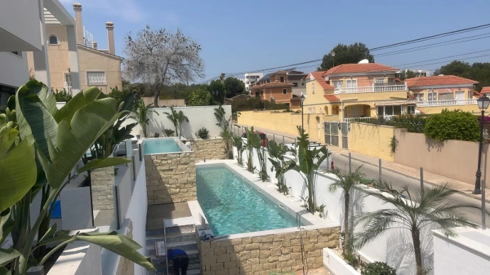 piscina desbordante en Torrevieja 